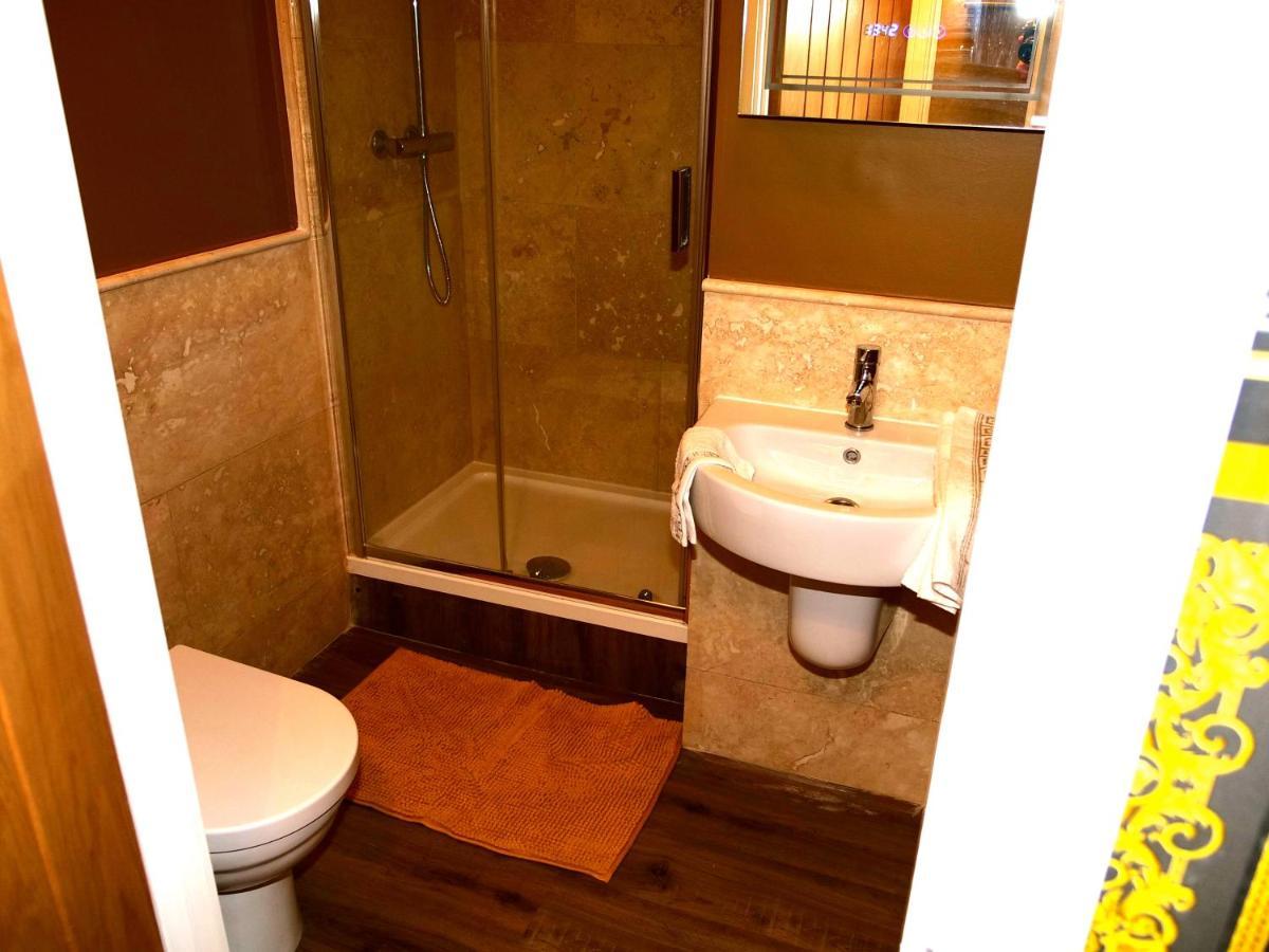 Ultra Deluxe Versace Apartment Near Sheffield Full Sky Tv Rotherham Luaran gambar